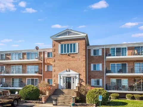 1110 N Farnsworth Ave #205, Aurora, IL 60505