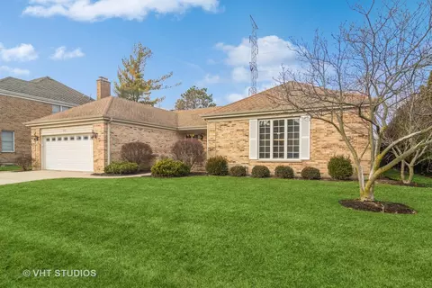 2247 N Charter Point Dr, Arlington Heights, IL 60004