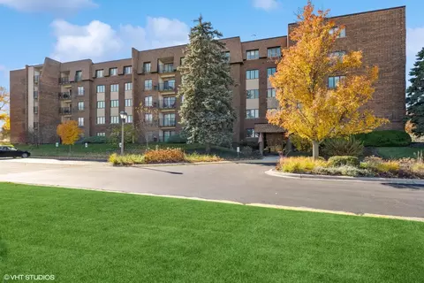 453 Raintree Dr #1P, Glen Ellyn, IL 60137