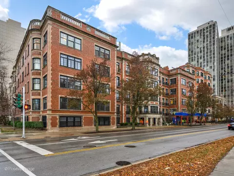 305 W Fullerton Pkwy #3W, Chicago, IL 60614