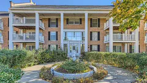 5601 Carriageway Dr #110B, Rolling Meadows, IL 60008
