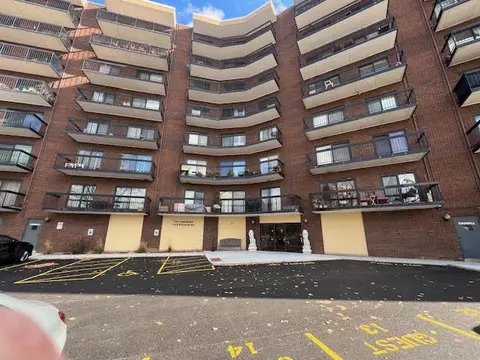 711 S River Rd #511, Des Plaines, IL 60016