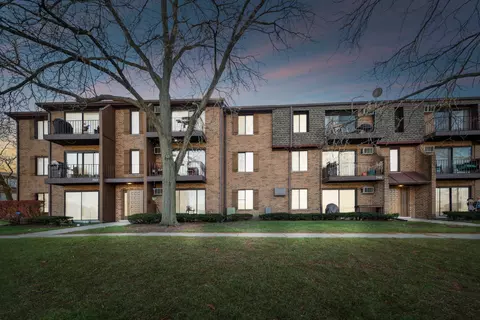 740 N Briar Hill Ln #6, Addison, IL 60101