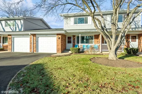 120 Queens Ct, Schaumburg, IL 60193