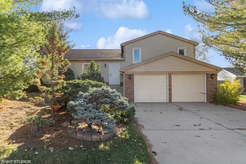 540 Avebury Ln, Roselle, IL 60172