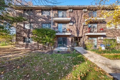 1220 S Lorraine Rd #1H, Wheaton, IL 60187