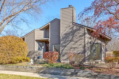 102 Shoreline Ct, Saint Charles, IL 60174