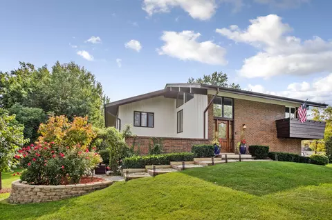 22 W725 Elmwood Dr, Glen Ellyn, IL 60137