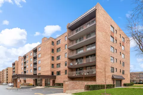 905 Center St #102, Des Plaines, IL 60016