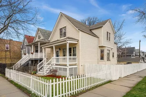 3900 W Montrose Ave, Chicago, IL 60618
