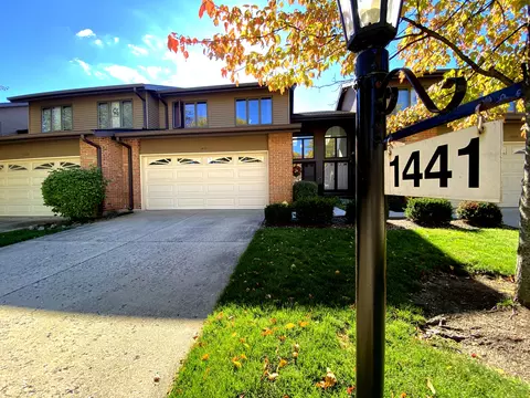 1441 N Picadilly Cir, Mount Prospect, IL 60056