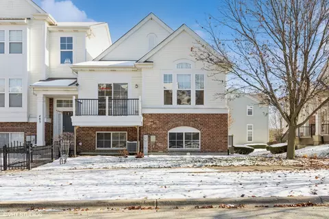 481 Grosvenor Ln, Aurora, IL 60504