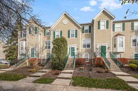 2413 Courtyard Cir #5, Aurora, IL 60506