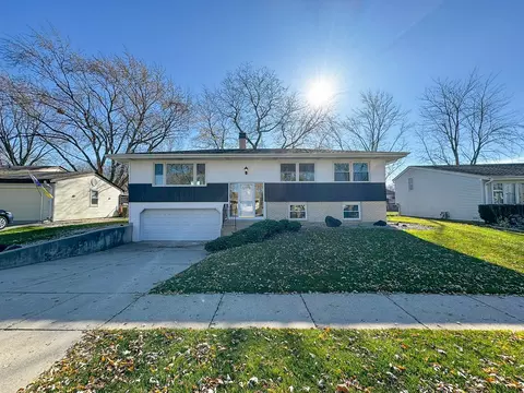 817 Beechwood Rd, Buffalo Grove, IL 60089