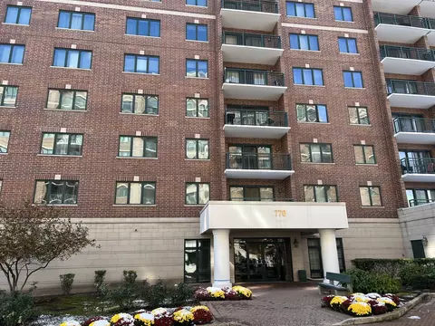 770 Pearson St #2-402, Des Plaines, IL 60016