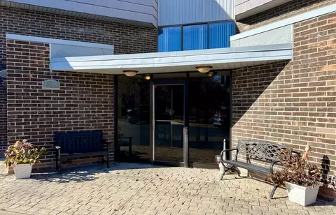924 S Lake Ct #4-214, Westmont, IL 60559