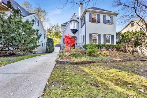 141 Gage Rd, Riverside, IL 60546