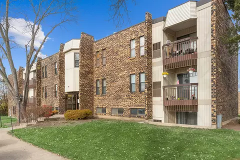 2212 Country Club Dr #22, Woodridge, IL 60517