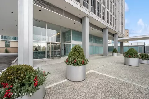 340 W Diversey Pkwy #2116, Chicago, IL 60657