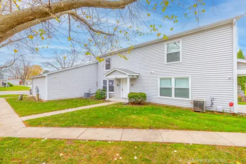 1395 S Glen Cir #A, Aurora, IL 60506