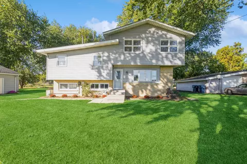 2811 Lake Dr, Holiday Hills, IL 60051