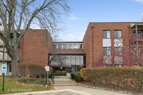 3070 Pheasant Creek Dr #301, Northbrook, IL 60062
