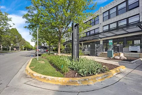 1111 W 15th St #122, Chicago, IL 60608