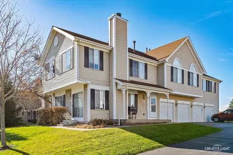 420 Sandhurst Ln, South Elgin, IL 60177