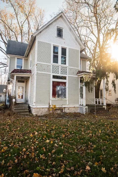 1016 W 3rd St, Dixon, IL 61021