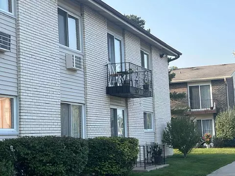 8896 David Pl #2G, Des Plaines, IL 60016