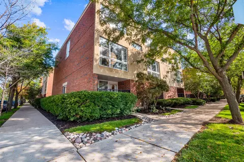 102 E 32nd St, Chicago, IL 60616
