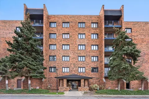 9357 Landings Ln #201, Des Plaines, IL 60016