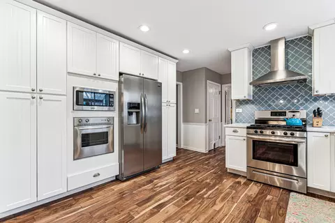 Kitchen - 975 Hunter Ct, Deerfield, IL 60015 photo 1 of 3