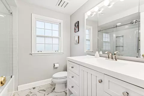 Bath - 975 Hunter Ct, Deerfield, IL 60015 photo 3 of 3