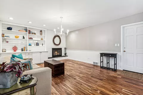 Living - 975 Hunter Ct, Deerfield, IL 60015 photo 2 of 3