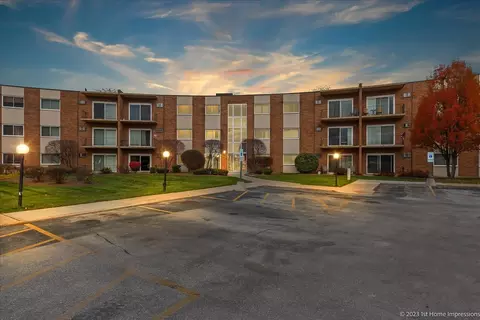 9724 S Karlov Ave #206, Oak Lawn, IL 60453