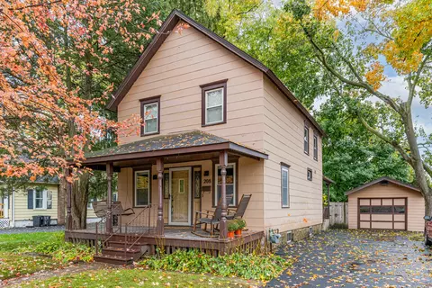 208 North St, East Dundee, IL 60118