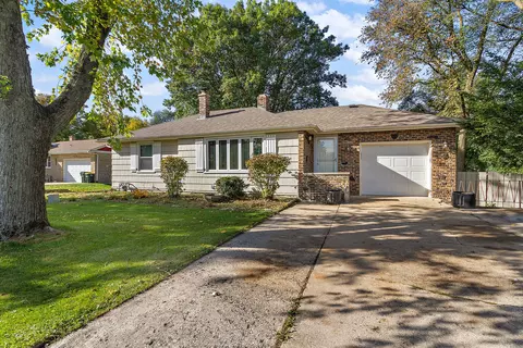 2 N110 Linda Ln, Carol Stream, IL 60188