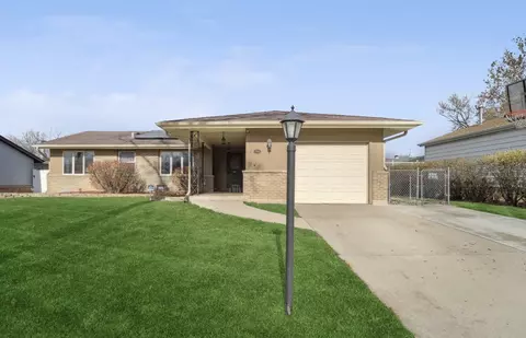 590 Verde Ln, Elk Grove Village, IL 60007