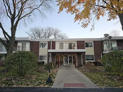 127 N Wolf Rd #70B, Wheeling, IL 60090