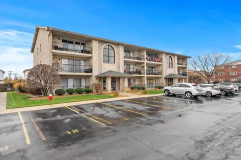 5780 W 76th Pl #W-1B, Burbank, IL 60459