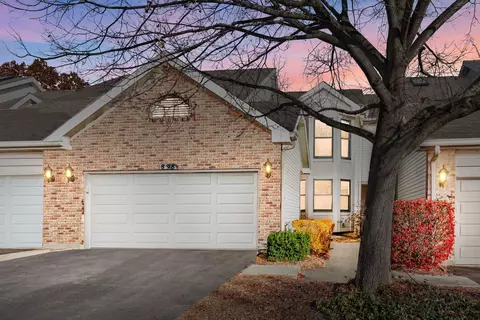 898 N Auburn Woods Dr, Palatine, IL 60067