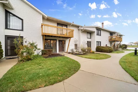 18 Constitution Ct #18, Vernon Hills, IL 60061
