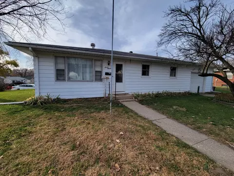 1111 N 15th St, Pekin, IL 61554