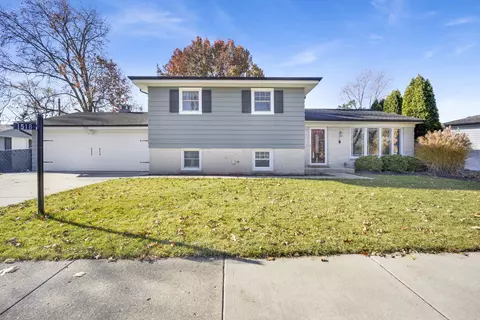 1518 N Mura Ln, Mount Prospect, IL 60056