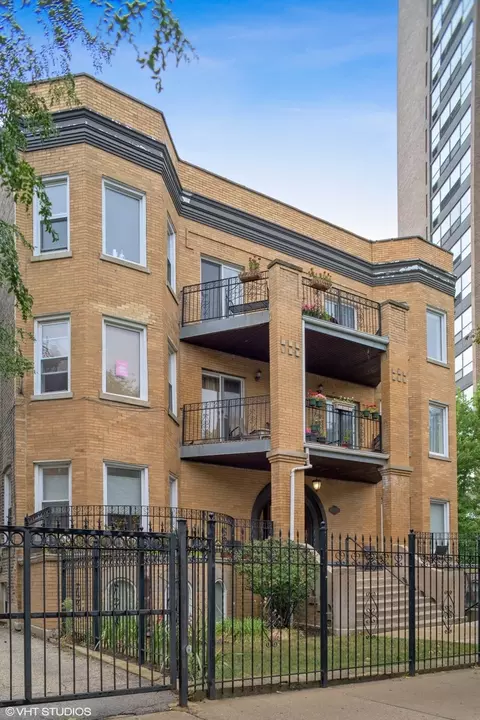 832 W Belle Plaine Ave #3E, Chicago, IL 60613