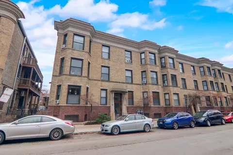 737 W Wellington Ave #1, Chicago, IL 60657