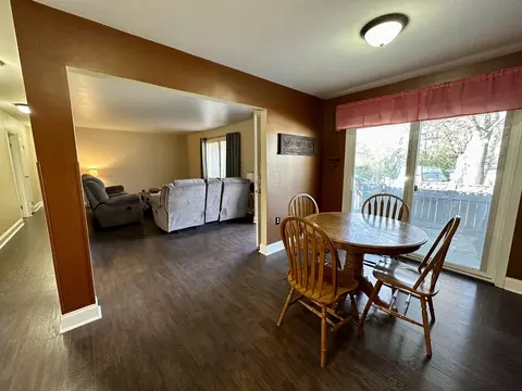907 Royal Dr #2B, Mchenry, IL 60050 photo 2