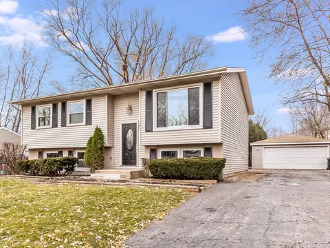 181 Garden Dr, Bolingbrook, IL 60440