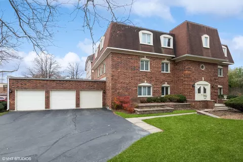 750 Ballantrae Dr #A, Northbrook, IL 60062